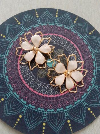 Boucles d'oreilles bohèmes fleurs, doré et blanc