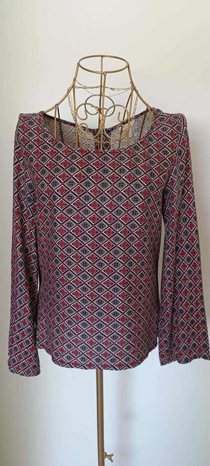 Blouse colorée, manches longues.