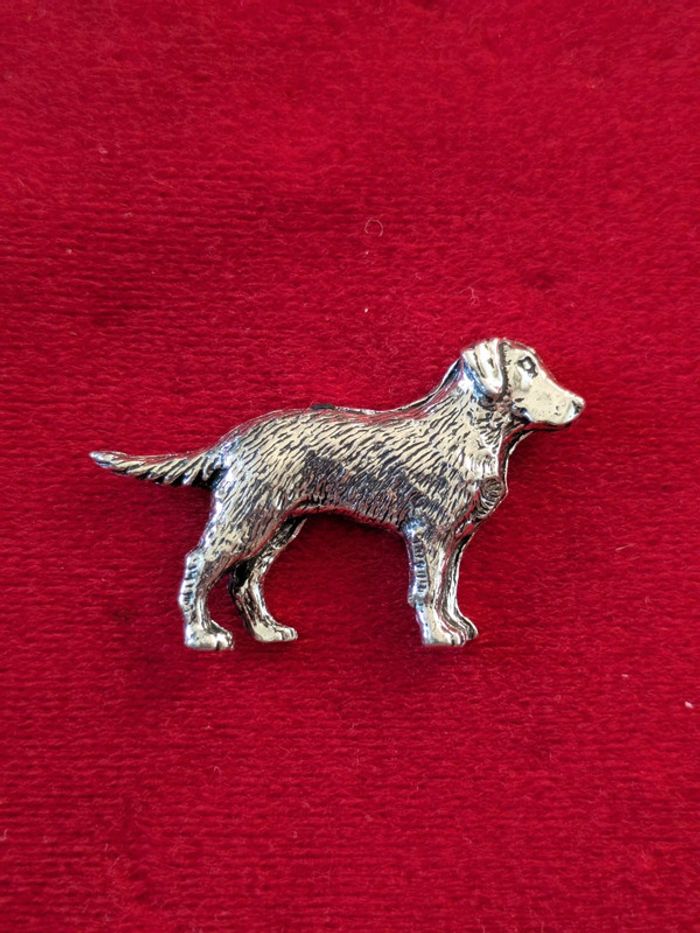 Pin's étain chien golden Retriever ou Labrador signé Brown