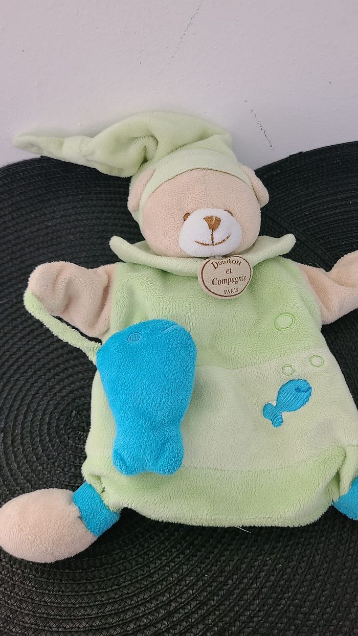 Doudou ours marionnette velours vert jaune poisson Doudou et Compagnie