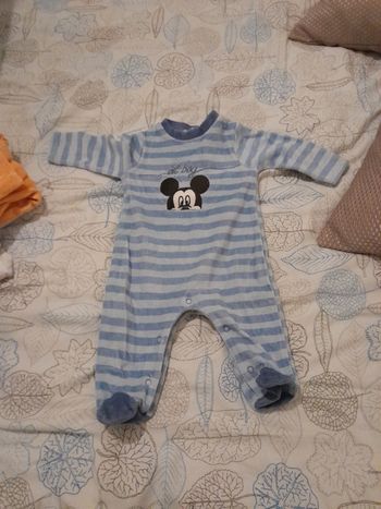 pyjama velours Mickey bleu 3mois très bon état