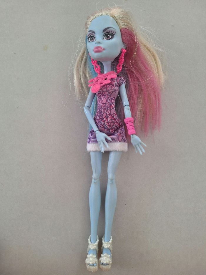 Lot 9 poupées monster high et supports - photo numéro 6