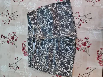 Beau short fleuri en jean avec poches - T40-42 - Neuf - Esmara
