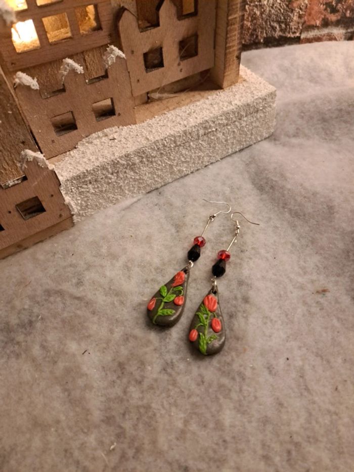 Boucles d'oreilles pendante noir rouge et vert