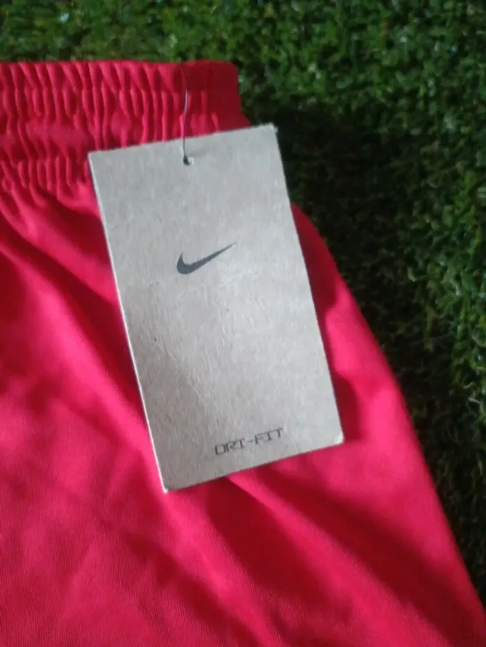 Short football Nike taille S rouge neuf - photo numéro 3