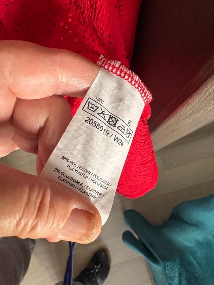 Haut rouge avec sequins et noeud - photo numéro 5