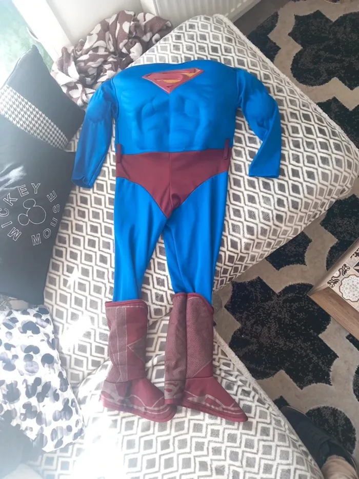 Déguisement superman 6 7 ans renbourer au niveau du torse et des épaules