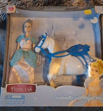 Poupée cendrillon avec  cheval