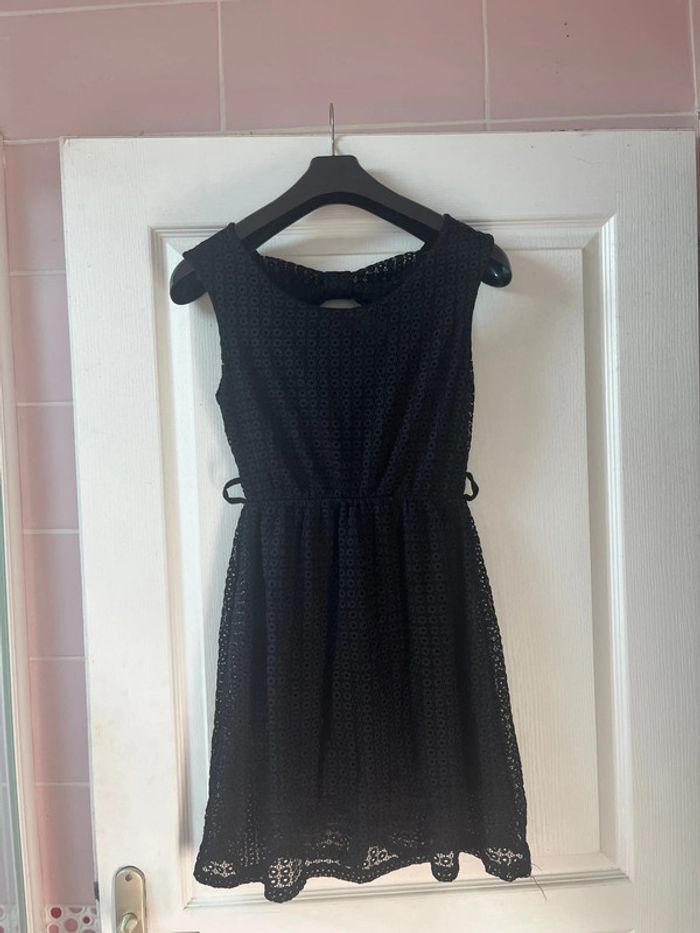 Robe noire, dos, nu