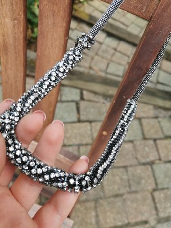 Collier gris anthracite en spirale à strass