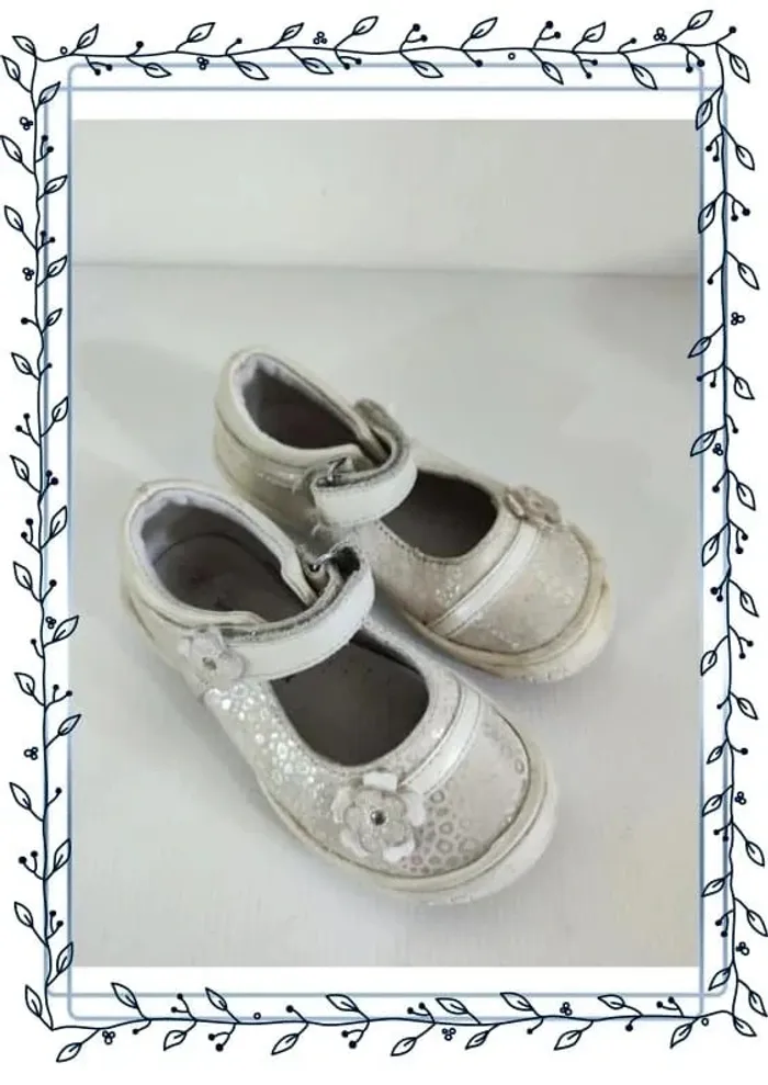 chaussures vertbaudet enfant, taille 24, quelques tâches