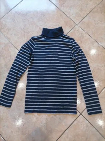 Sous pull à col roulé manche longue, en très bon état, taille 10ans.