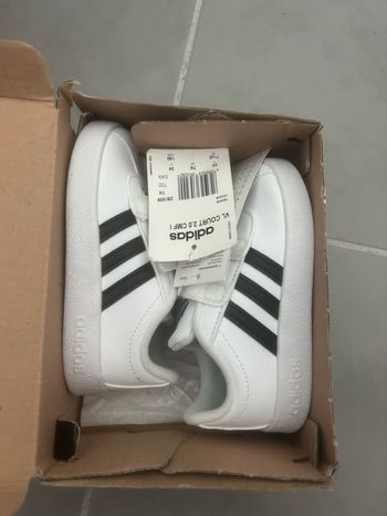 Baskets aididas pointure 24 mixte neuves