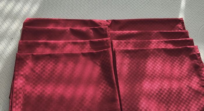 Nappe rouge et serviettes - photo numéro 4