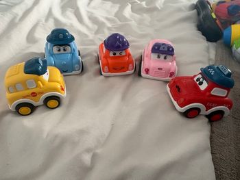 5 petites voitures plastique