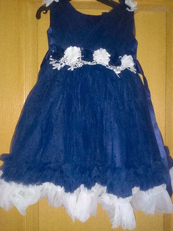 Robe de cérémonie volumineuse bleu marine et blanche 4 ans - photo numéro 1