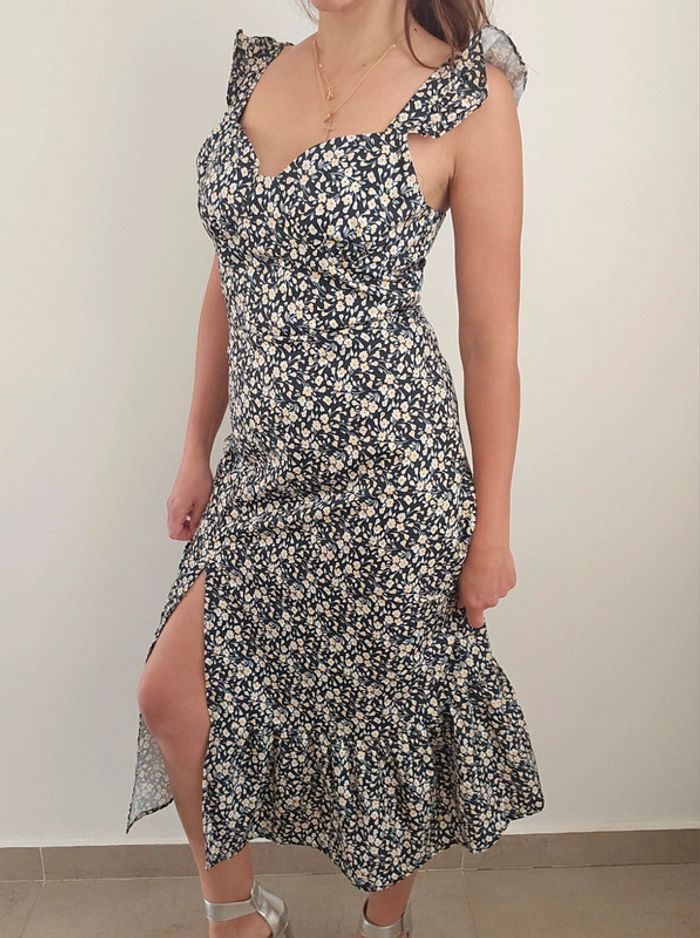 Robe noire fleurie