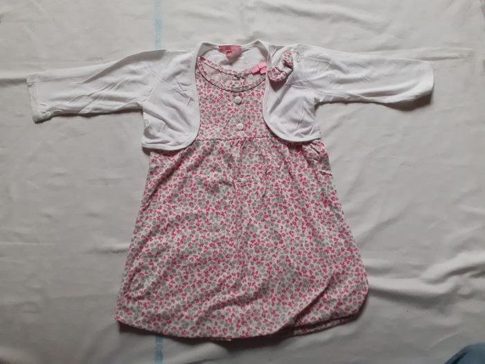 Ensemble robe blanche fleuri gris et rose avec boléro blanc