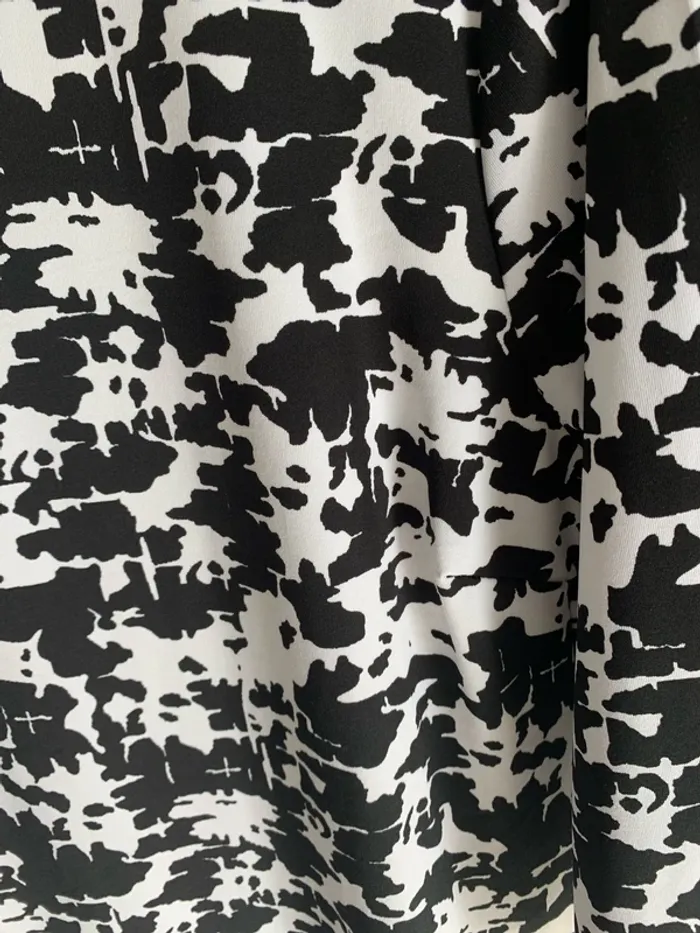 Robe noir et blanche coupe droite prêt du Corp - photo numéro 2