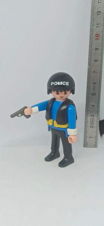 Homme policier avec filet noir et arme playmobil