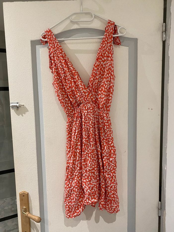Robe d’été rouge à fleurs blanches - photo numéro 2