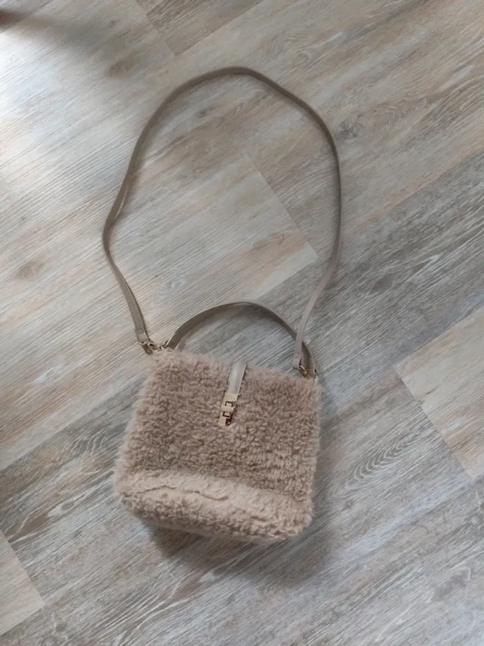 Sac fourrure synthétique H&M beige fermoir doré