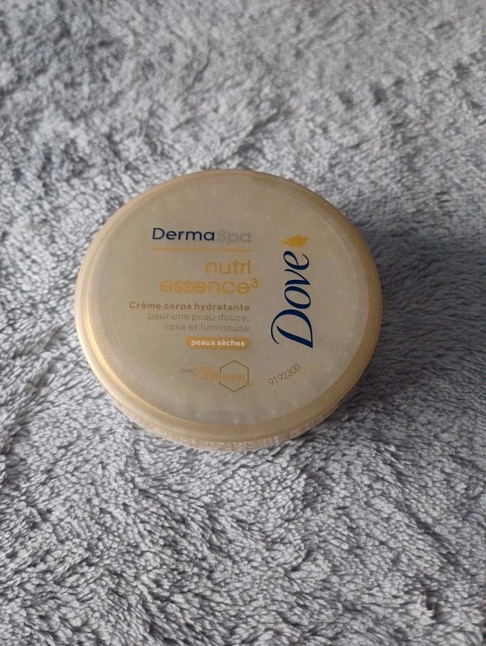 Crème de corps nutrition essence3 hydratante pour peau sèche de la marque Dove.
Neuf jamais ouvert.