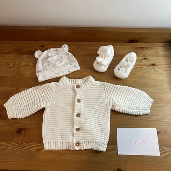 Lot naissance mixte bonnet Winnie + chaussons souris + gilet – valise maternité