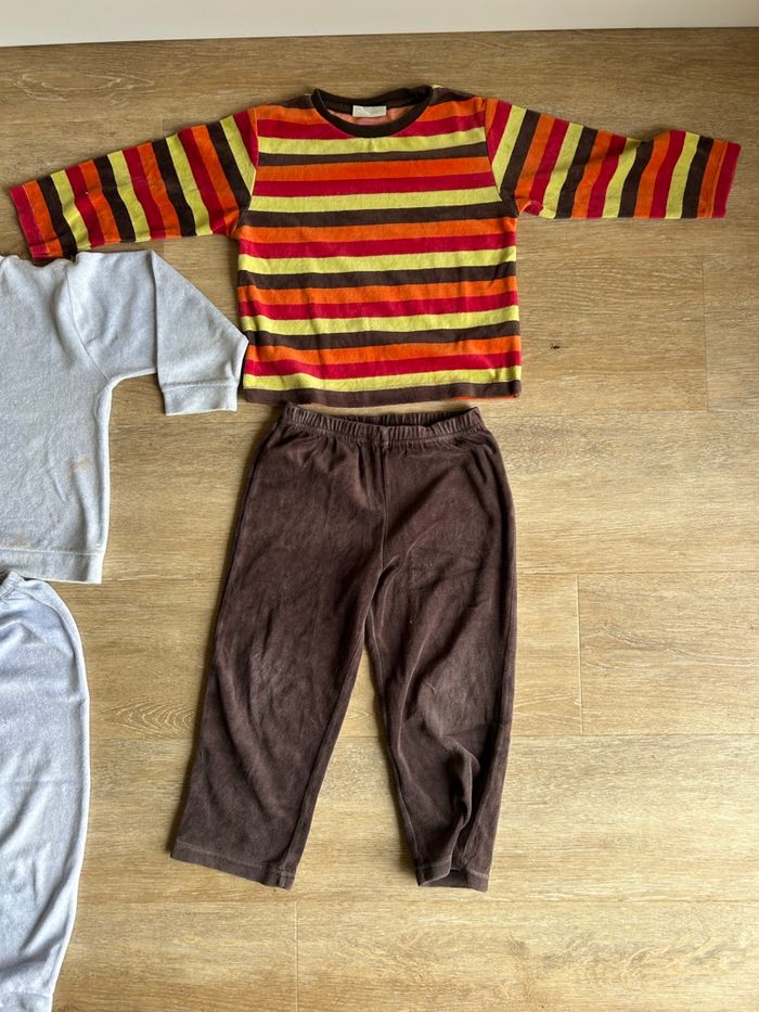 Lot vêtements garçon 4 ans – Hiver/printemps – Pantalons, pulls, t-shirts assortis - photo numéro 4