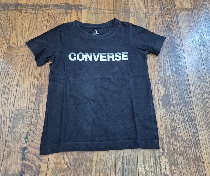 Tshirt manche courte noir et blanc converse taille 5 ans
