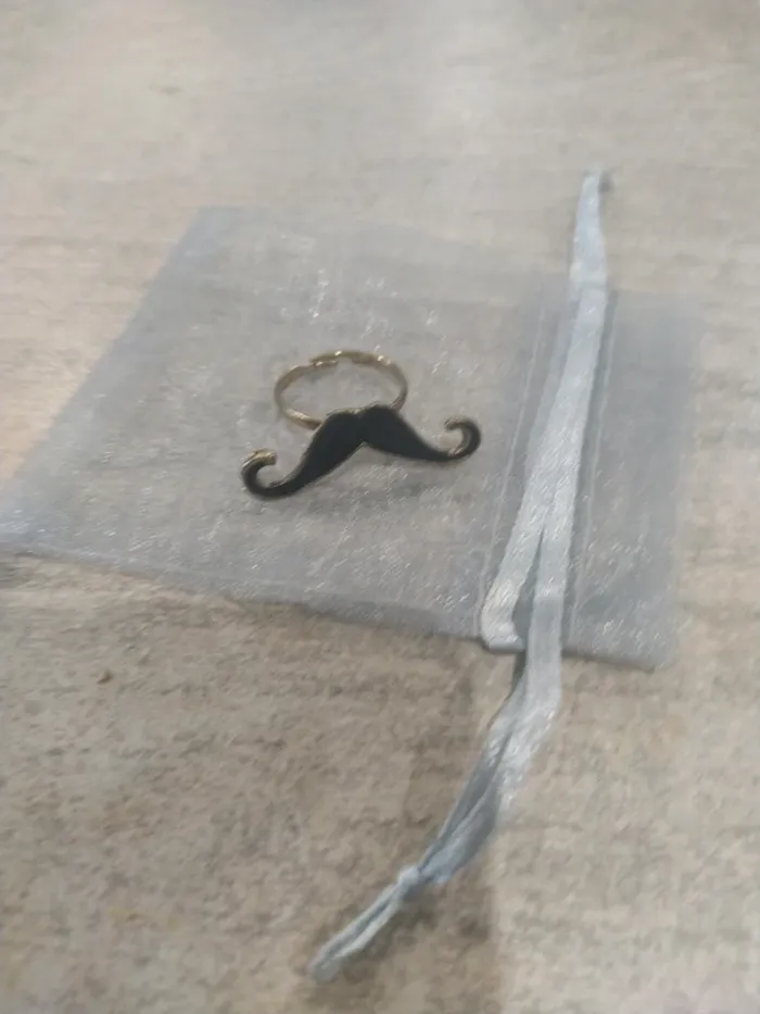 Bague doré moustache