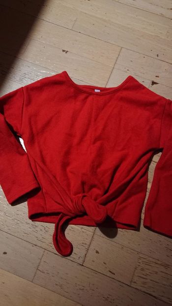 Pull rouge avec noeud