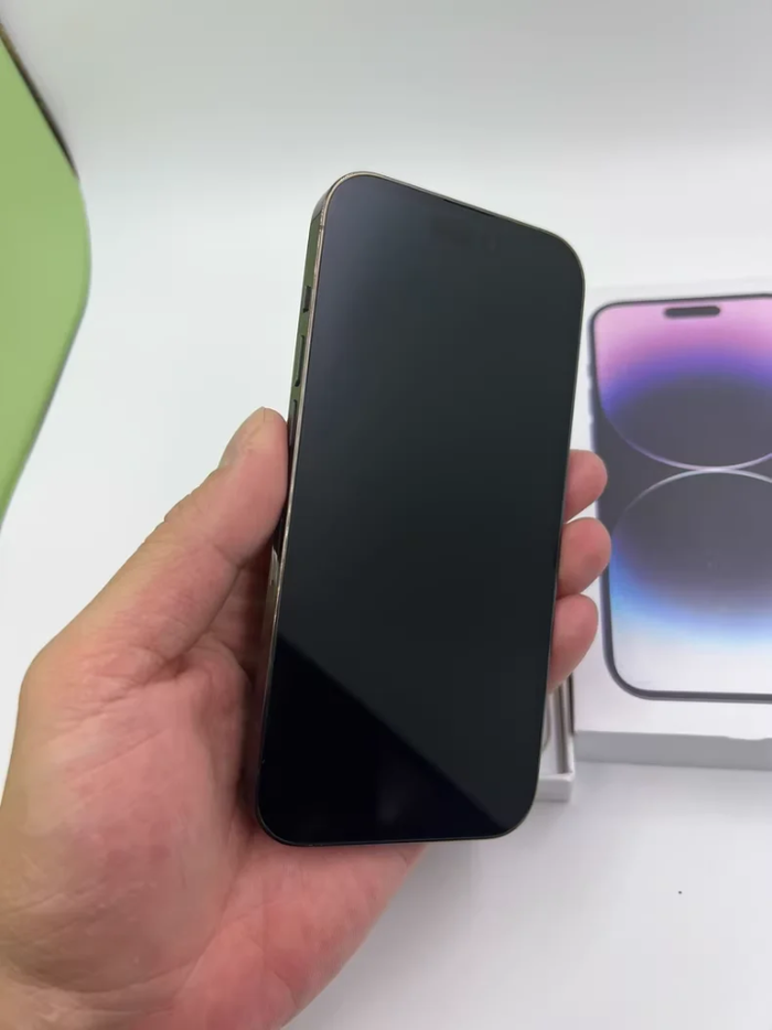 Une iphone quatorze pro max - photo numéro 2