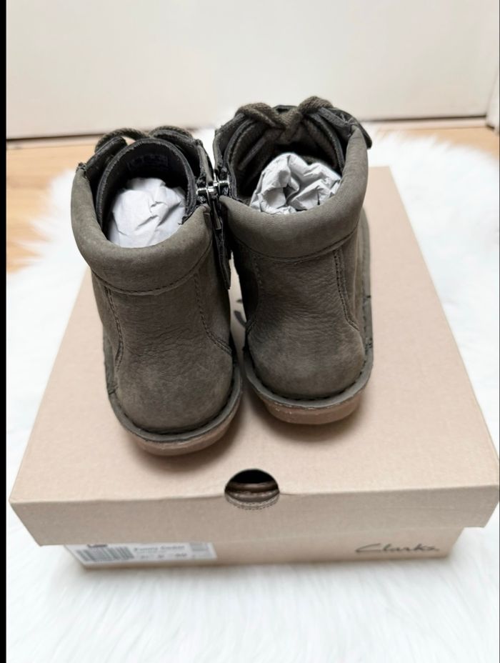 Bottines Clarks Funny Cedar Dark Olive Nub - neuf avec étiquette - photo numéro 8