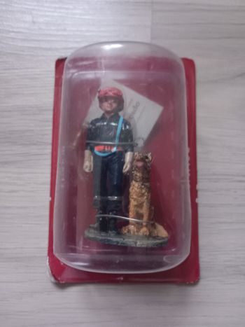 Figurine en plomb BOM013 Pompier avec chien de secours