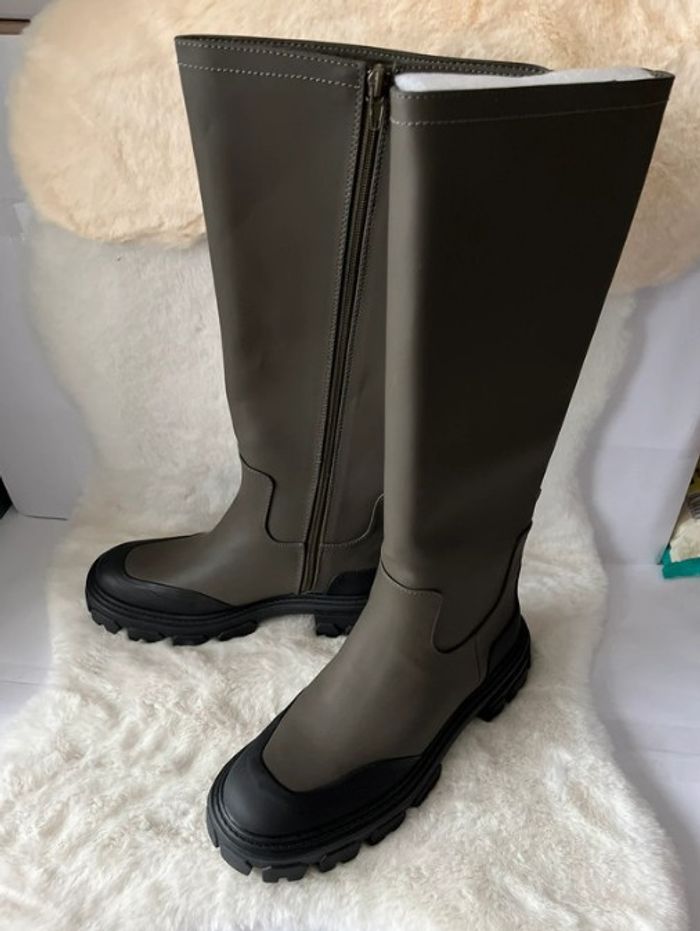 Bottes kaki Vanessa Wu pointure 39 Talons 4 cm Neuves dans la boîte d origine