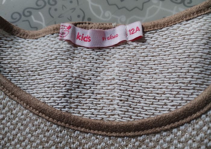 Très beau pull avec fils pailletés dorée 77% coton neuf + un tee shirt offert - photo numéro 5