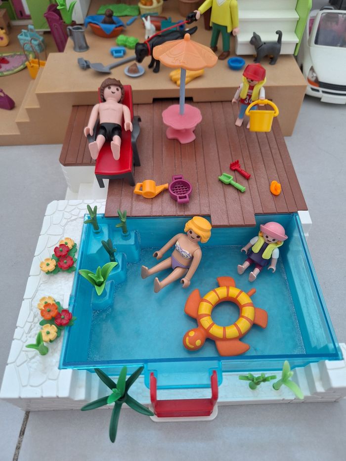 Maison moderne playmobil + extension, piscine, studio invités, voiture et nombreux accessoires et personnages - photo numéro 8