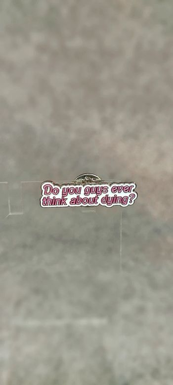 🍄 pin's réplique barbie mort