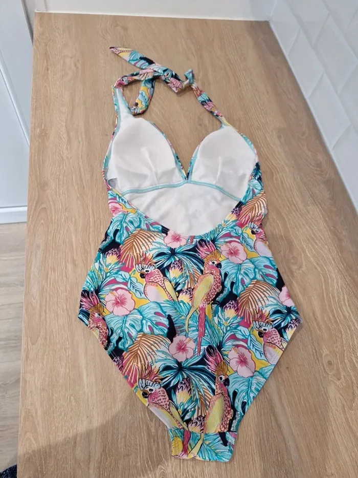 Maillot de bain T36 motifs fleurs - photo numéro 3