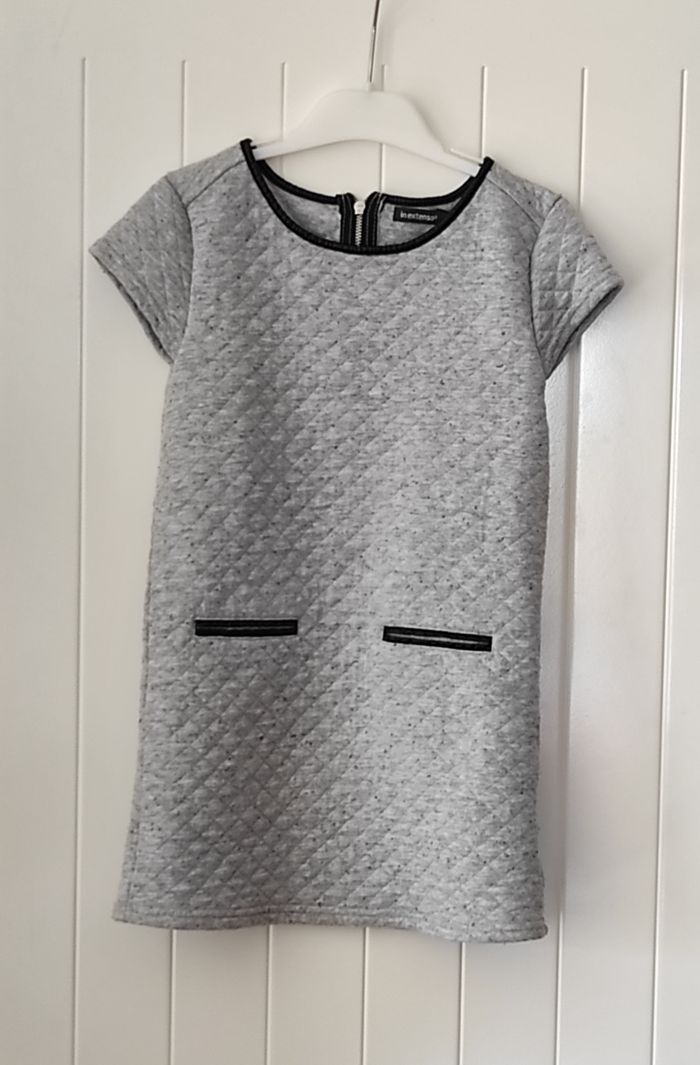 Robe fille 6 ans (marquée 8 ans) – molletonnée grise, manches courtes - photo numéro 2