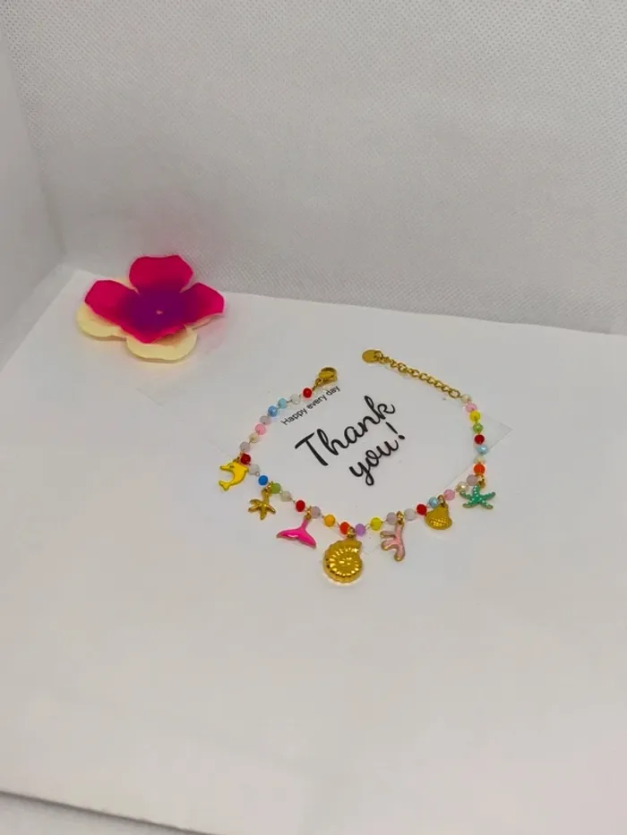 Bracelet doré et multicolore avec perles de cristal et breloques de la mer - photo numéro 2