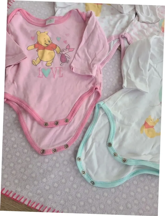 Lot bodys disney 6 mois - photo numéro 2