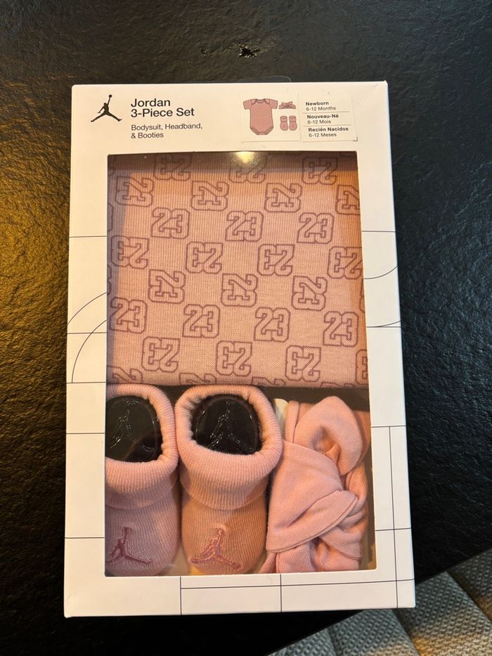 Ensemble 3 pièces Jordan ( body, chaussons, serre tête )