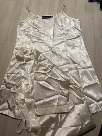 Ensemble nuisette et peignoir beige satin chuchotements 42/44 très bon état