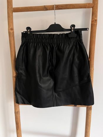 Jupe noire en similicuir Zara Taille S