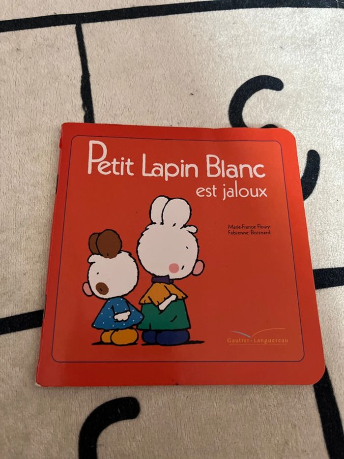 Livre enfant petit lapin blanc est jaloux