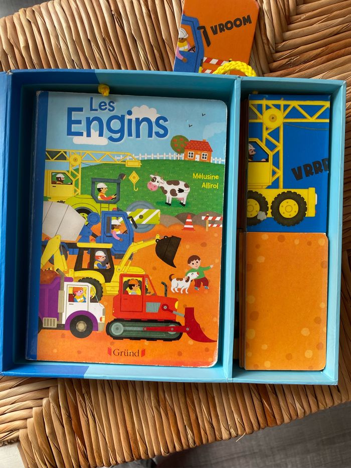 Livre  avec 7 puzzles engins de chantier - photo numéro 2