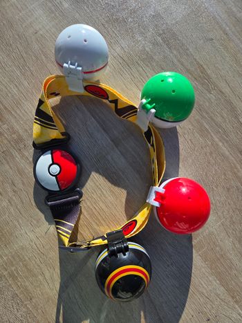Ceinture avec 4 pokéballs et 3 personnages