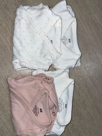 4 bodies bébé fille 0-1mois